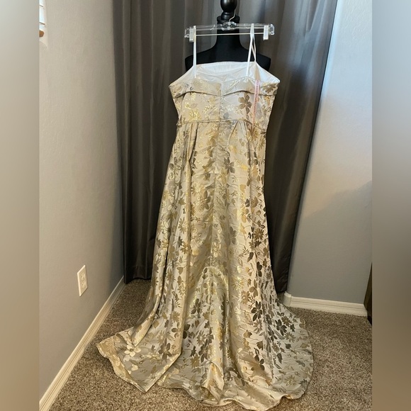 MacDuggal Brocade High Low Gown, Size 12 NWOT - Picture 3 of 9